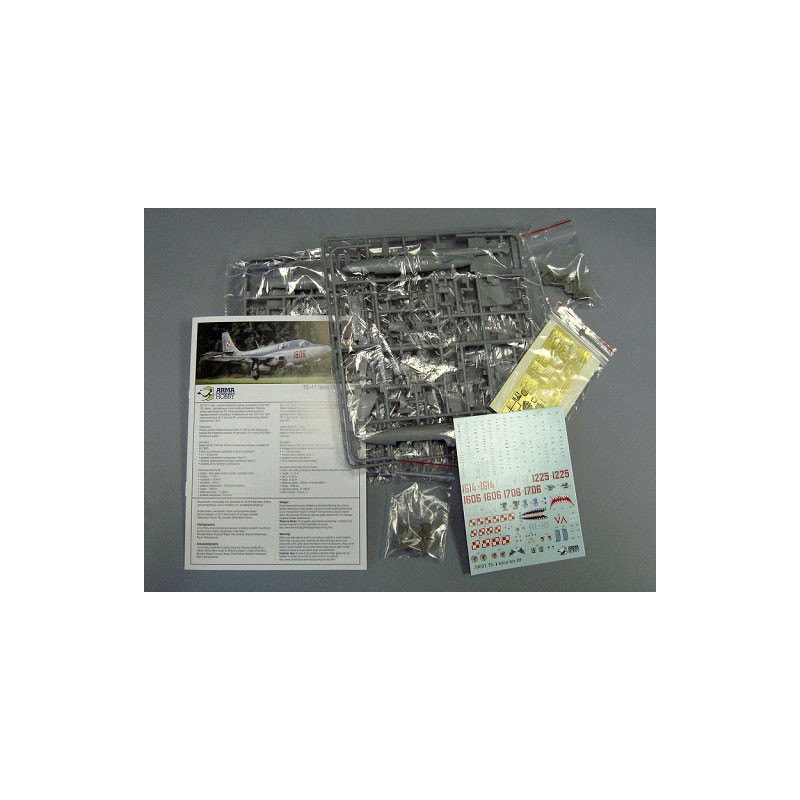 Plastic plane model TS-11 Iskra Deluxe 1/72 | Scientific-MHD