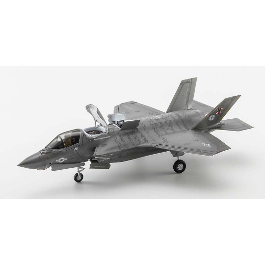 F-35 plastic plane model (B) USMC VMFA-242 1/72 F-35 plastic plane model...