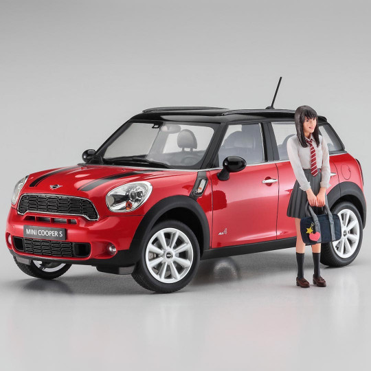 Mini Countryman Cooper S plastic model car with schoolgirl figure 1:24 SP559 Mini Countryman Cooper S...