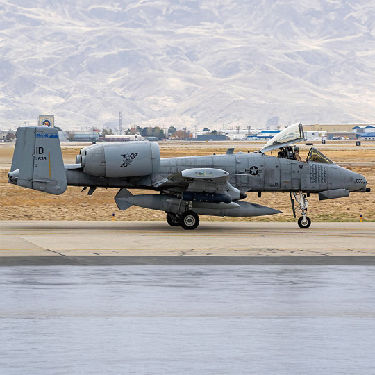 Plastic model aircraft A-10C Thunderbolt II "190EFS Skullbangers" 1:72 Plastic model aircraft...