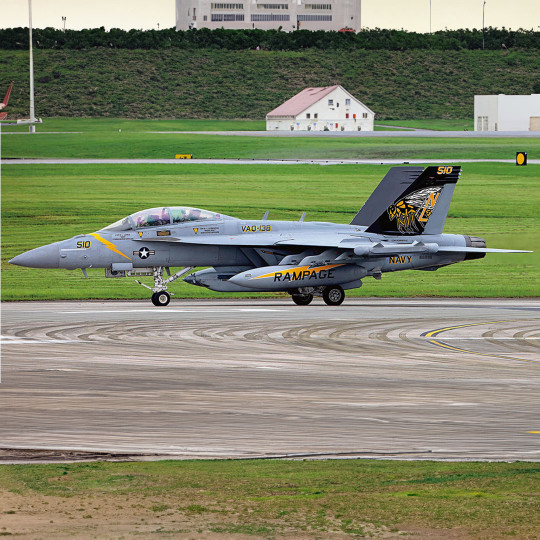Plastic model aircraft EA-18G Growler 'VAQ-138 Yellow Jackets 2022' 1:72 Plastic model aircraft...