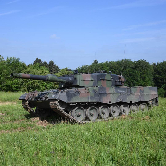 Plastic model tank German Army Leopard 2A4 1:72 Plastic model tank German...